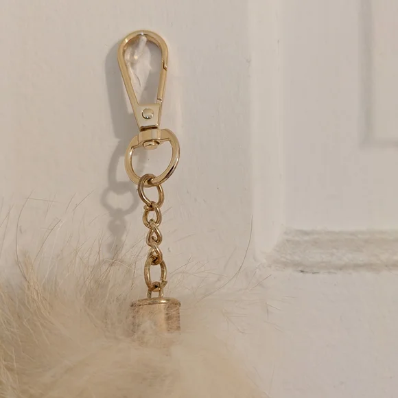 Fox Fur Tail With Keychain - Picture 3 of 3